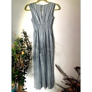 NWT! XS sleeveless romper w floral white pattern